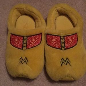 Wooden shoe house slippers